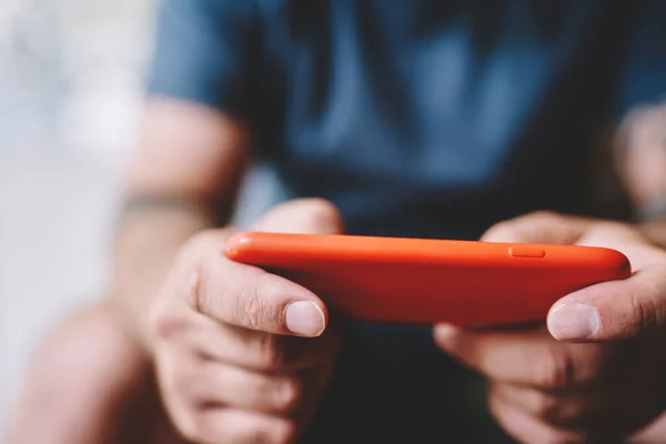 Gezichtsloos Mannetje Shirt Met Smartphone Rode Kast Voor Communicatie Met — Stockfoto