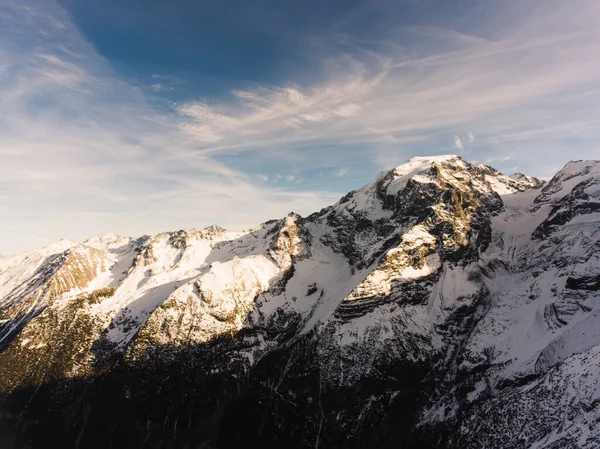 Величний Вид Мальовничий Гірський Масив Вкритий Снігом Під Блакитним Чистим — стокове фото