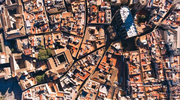バルセロナの明るい建物や家を持つ旧市街のドローンビュー晴れた日にスペインのバルセロナに位置する高齢者の近所 — ストック写真