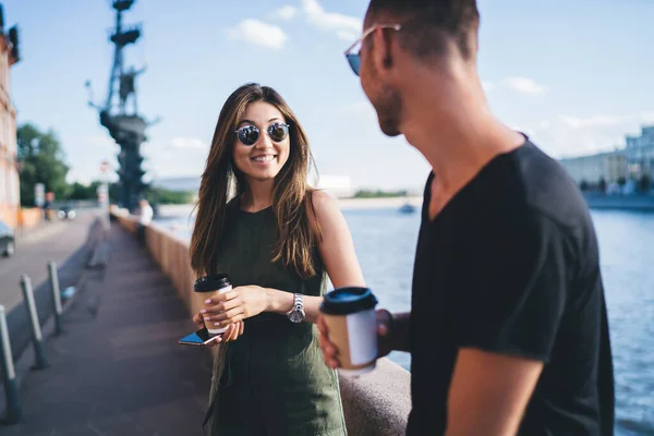 Junge Fröhliche Frau Lässigem Jumpsuit Und Sonnenbrille Steht Mit Smartphone — Stockfoto