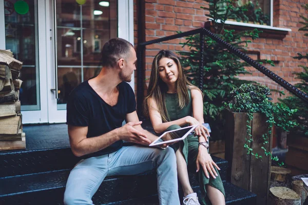 Mulher Moda Homem Refrigeração Passos Construção Conversação Enquanto Discutem Tablet — Fotografia de Stock