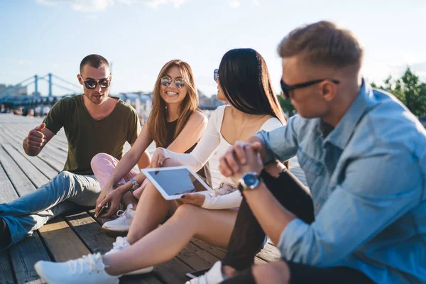 Grupo Jovens Roupas Casuais Óculos Moda Conversando Enquanto Sentados Parque — Fotografia de Stock