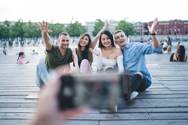 Gruppe Fröhlicher Freunde Lässigen Outfits Lächelt Und Ruht Auf Holzboden — Stockfoto