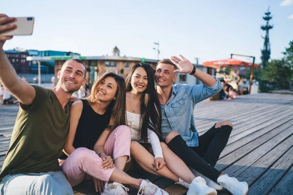 Grupo Jovens Pessoas Bonitas Tirando Foto Parque Grande Cidade Moderna — Fotografia de Stock