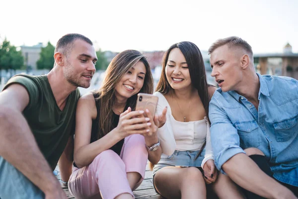 Grupo Amigos Multirraciales Felices Ropa Casual Sonriendo Viendo Vídeo Teléfono —  Fotos de Stock