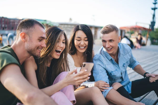 Group Excited Diverse Friends Casual Wear Sitting Wooden Bench Park — Stockfoto