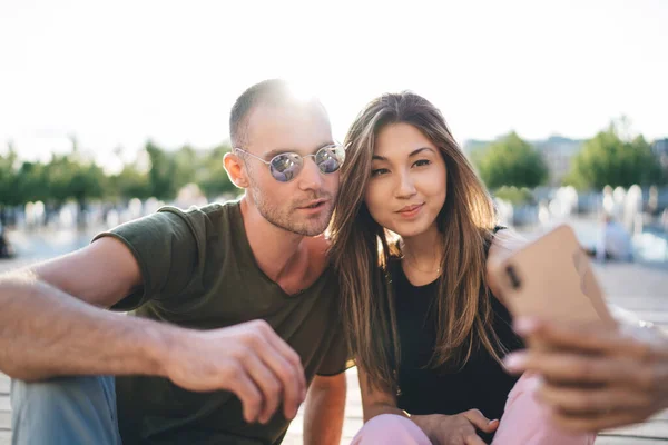 Positive Multiethnic Couple Casual Outfit Sitting Bench Sunny Day Park — Stock Photo, Image