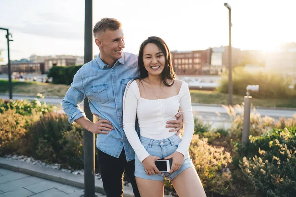 Portret Van Vrolijke Man Vrouw Lachend Straat Tijdens Date Bonding — Stockfoto