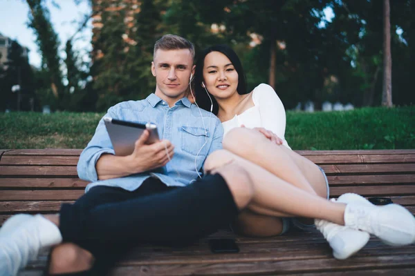 Portrait Youth Caucasian Couple Love Listening Music Podcast Leisure Time — Fotografia de Stock