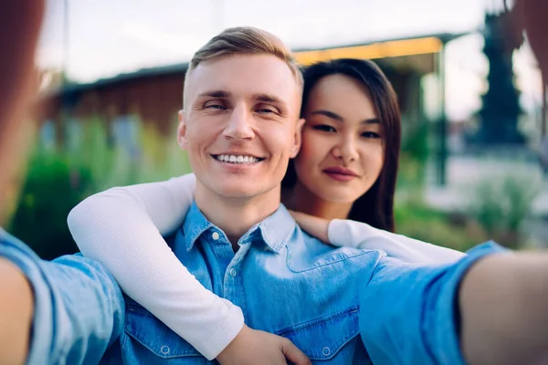 Close Retrato Caras Hipster Alegres Fazendo Imagens Selfie Sorrindo Durante — Fotografia de Stock