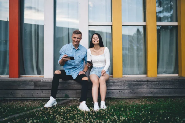 Retrato Melhores Amigos Alegres Com Gadgets Smartphones Modernos Mãos Descansando — Fotografia de Stock