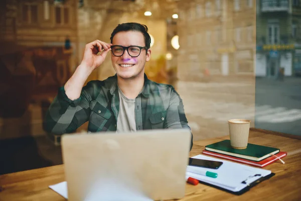 Obwohl Das Glas Eines Jungen Hübschen Mannes Lässigem Outfit Der — Stockfoto