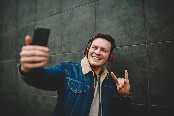 Happy Man Toothy Smile Headphones Looking Screen Smartphone While Making — Stock Photo, Image