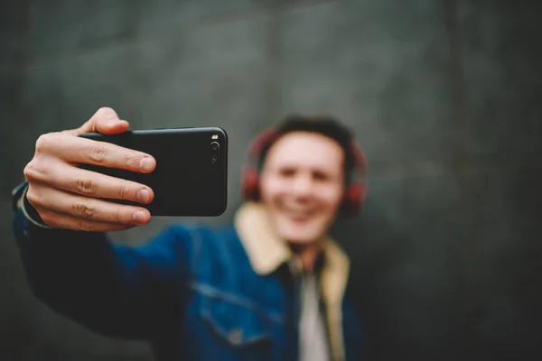 Soft Focus Male Headphones Holding Smartphone Horizontal Position Taking Selfie — Stock Photo, Image
