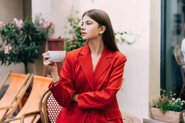 Pensive Jeune Femme Costume Élégant Boire Tasse Boisson Chaude Tout — Photo