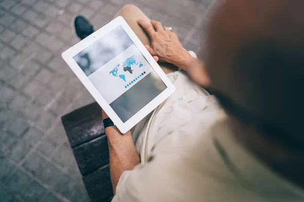 Imagen Recortada Del Macho Sosteniendo Panel Táctil Descargando Mapa Ubicación — Foto de Stock