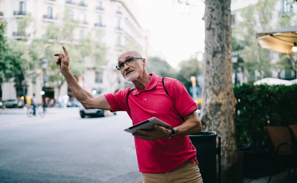 Senior Tourist Modern Touch Pad Catching Cab Taxi Transport Getting — стоковое фото