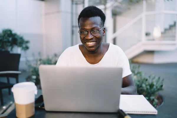 Pozitív Alkalmi Fekete Férfi Szemüveg Böngészés Laptop Mosolyog Nézi Képernyőn — Stock Fotó
