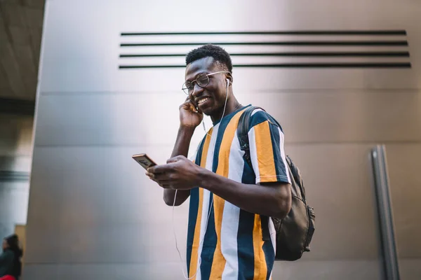 Αστεία Αφρο Αμερικανός Blogger Κλασικά Γυαλιά Και Ηλεκτρονικά Ακουστικά Επιλέγοντας — Φωτογραφία Αρχείου