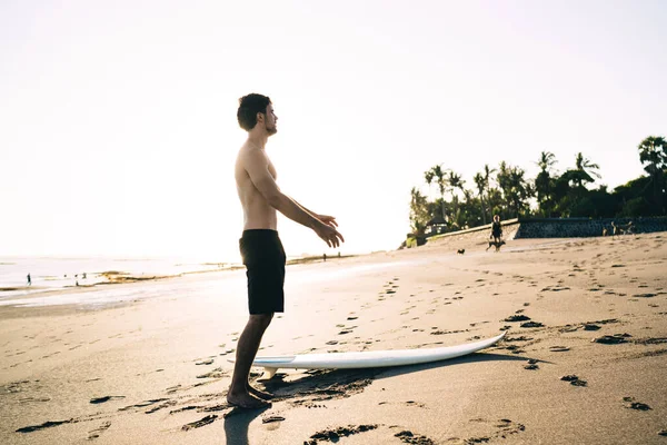 Młody Surfer Spędza Wolny Dzień Ćwiczeniach Ulubionego Hobby Wodnego Stojąc — Zdjęcie stockowe