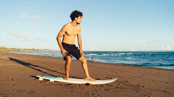 Sportlicher Kaukasischer Mann Schwarzen Shorts Der Surfbrettkenntnisse Sandstrand Trainiert Und — Stockfoto
