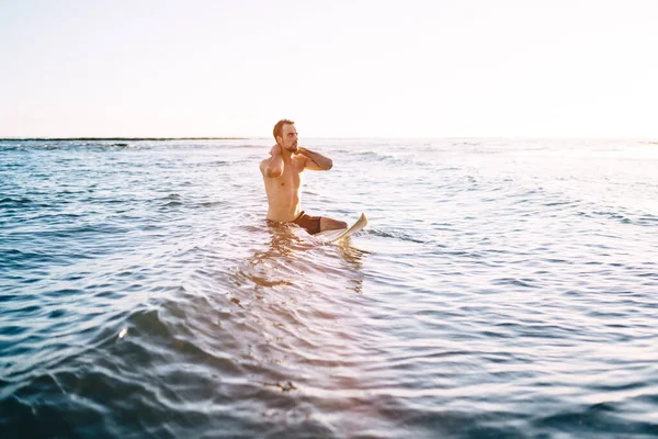 Confident Young Athletic Shirtless Male Surfboard Walking Waving Sea Sunset — Stockfoto