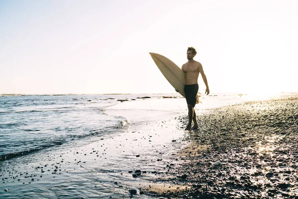 Άντρας Surfer Περπάτημα Κάτω Παραλία Κοντά Στην Άκρη Του Νερού — Φωτογραφία Αρχείου