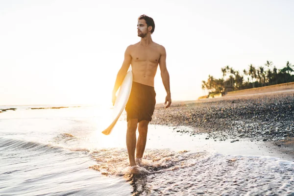Yüzünde Güneş Engeli Olan Tişörtsüz Genç Sörfçü Okyanus Kıyısındaki Sıcak — Stok fotoğraf