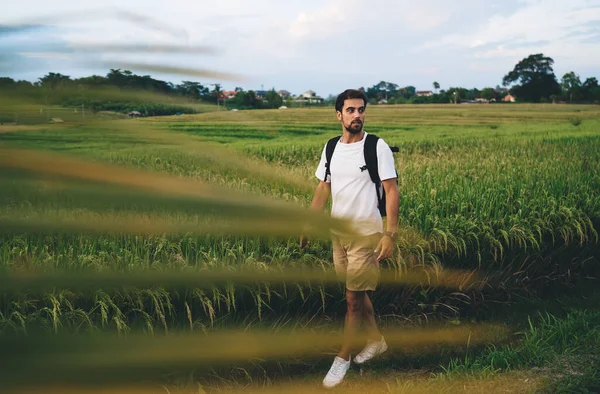 Leaf Shot Male Traveler Dark Hair Wearing Casual Outfit Black — 图库照片