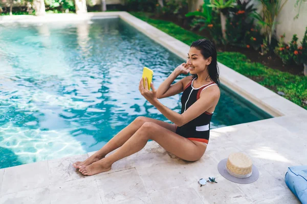 Full Body Barefoot Female Swimsuit Smiling Taking Selfie Smartphone While — Stockfoto
