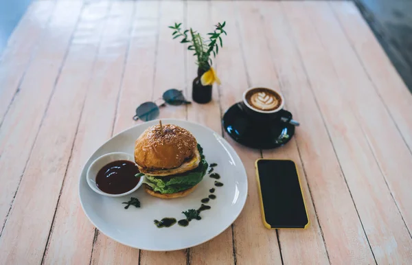 Sudut Menarik Burger Segar Dan Secangkir Kopi Dengan Seni Latte — Stok Foto