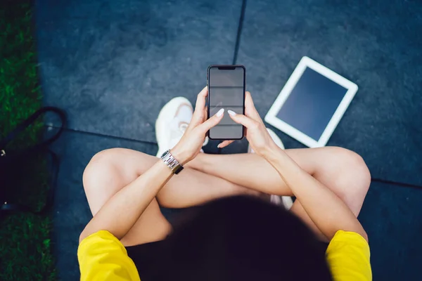 Top View Millenniumi Évek Gépelés Üzenetek Mobiltelefon Város Utcáján Fenti — Stock Fotó