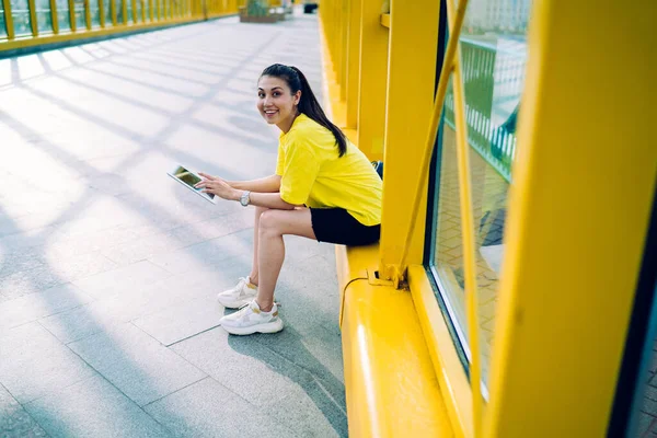 Desde Arriba Vista Lateral Feliz Étnica Femenina Traje Casual Reloj —  Fotos de Stock