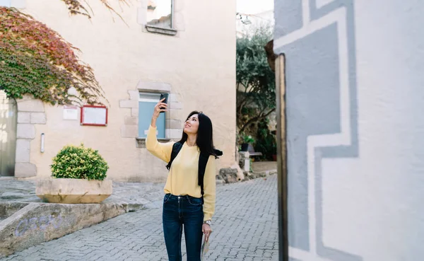 Asian Tourist Using Cellphone Camera Shooting Video Vlog Solo Getaway — Stock Photo, Image