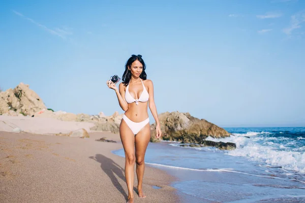 Perfektní Latinský Fotograf Sexy Tělo Procházky Pobřeží Pláže Těší Letní — Stock fotografie