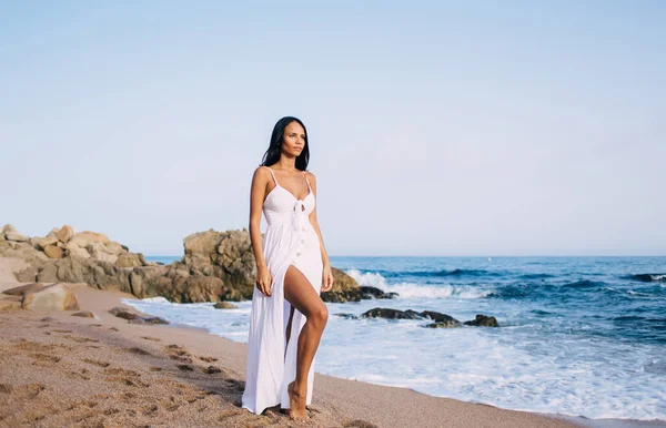 Attraktiv Latinsk Kvinna Känner Lugn Vid Lugna Stranden Stranden Strandpromenaden — Stockfoto