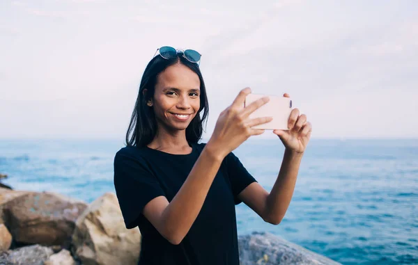 Χαρούμενη Blogger Χαμογελώντας Στην Κάμερα Ενώ Χρησιμοποιείτε Την Εφαρμογή Smartphone — Φωτογραφία Αρχείου