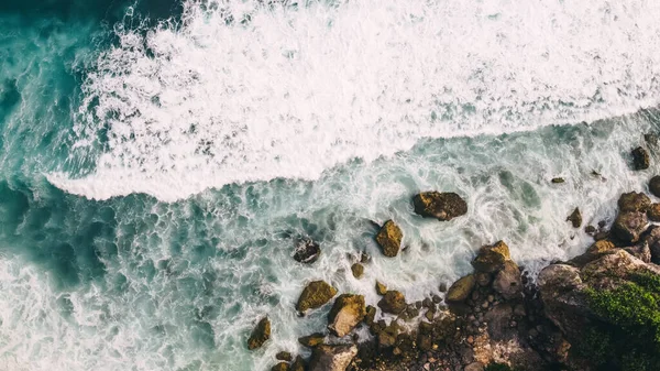 Vista Superior Del Océano Espumoso Lavando Costa Rocosa Con Pequeños —  Fotos de Stock