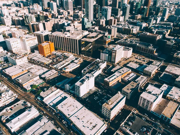 从位于洛杉矶市中心的典型街道的上方 可以看到外面阳光普照的现代建筑 — 图库照片