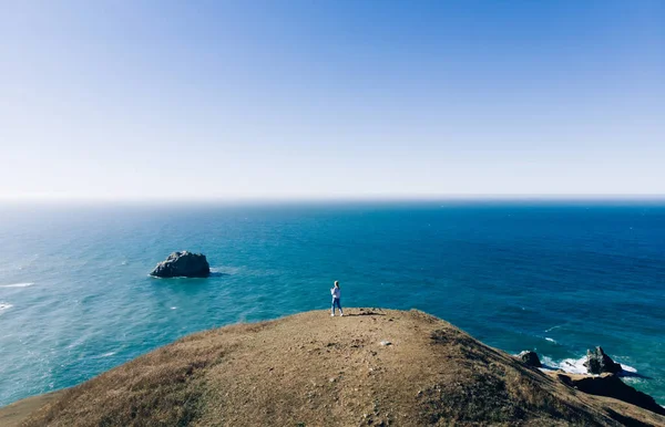Unrecognizable Traveler Standing Rocky Coast Observing Picturesque View Peaceful Ocean — Fotografia de Stock