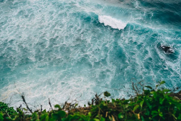 Вид Воздуха Скалу Покрытую Травой Расположенную Рядом Синим Бурным Морем — стоковое фото