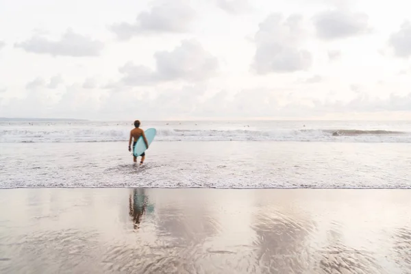 Back View Faceless Man Surfboard Walking Foamy Waves Sea Cloudy — Stock Photo, Image