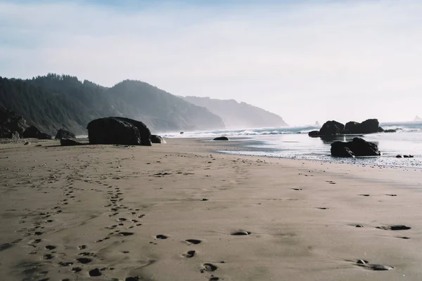 Distant Ocean Small Waves Washing Shore Stones Located Mountain Range — Stock Photo, Image