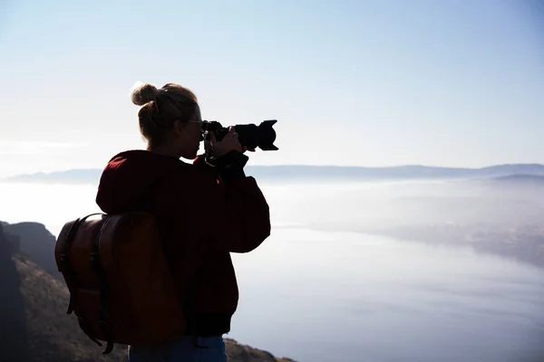 Zijaanzicht Van Vrouwelijke Toerist Met Fotocamera Nemen Foto Van Prachtige — Stockfoto