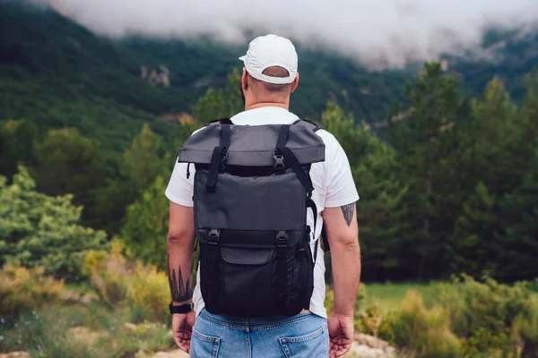 Back View Anonymous Male Tourist Backpack Hat Standing Edge Steep — 图库照片