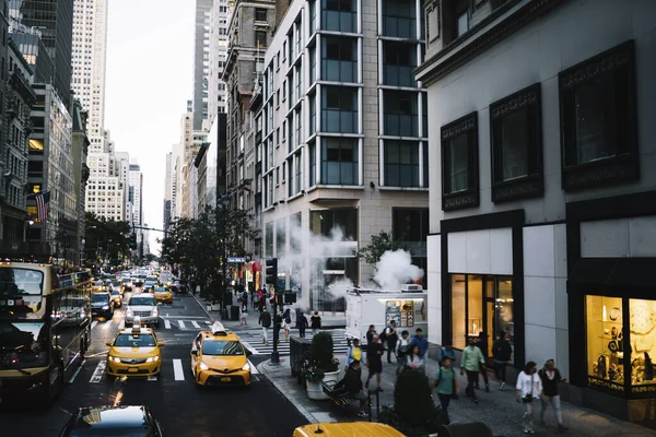Felett Mindennapi Városi Élet Emberek New York Zsúfolt Utcáin Taxik — Stock Fotó