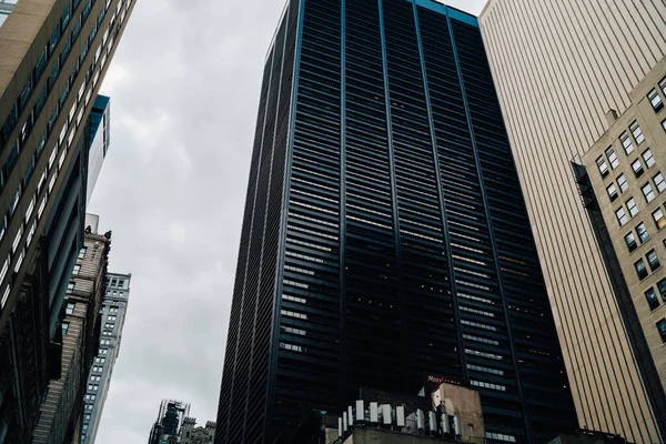 Von Unten Hohe Wolkenkratzer Mit Verspiegelten Glaswänden Vor Düsterem Wolkenverhangenem — Stockfoto
