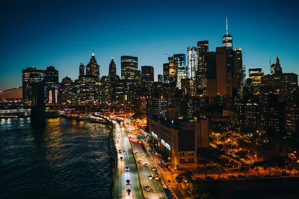 Waterfront Manhattan Iluminado Arranha Céus Estrada Iluminada Por Carros Que — Fotografia de Stock