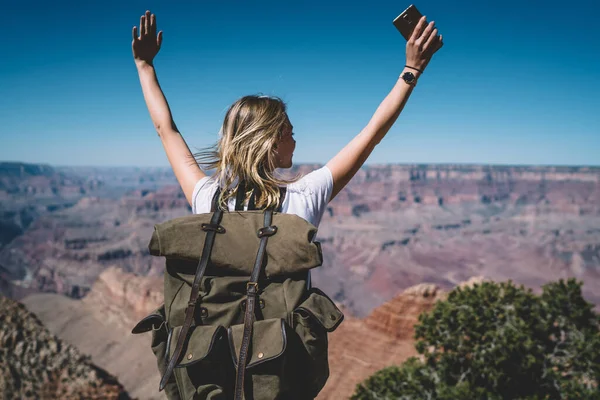 Vista Trasera Una Excursionista Sin Rostro Con Mochila Teléfono Que — Foto de Stock