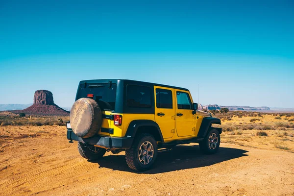 Vehículo Utilitario Deportivo Amarillo Conduciendo Fuera Carretera Desierto Carretera Arena — Foto de Stock